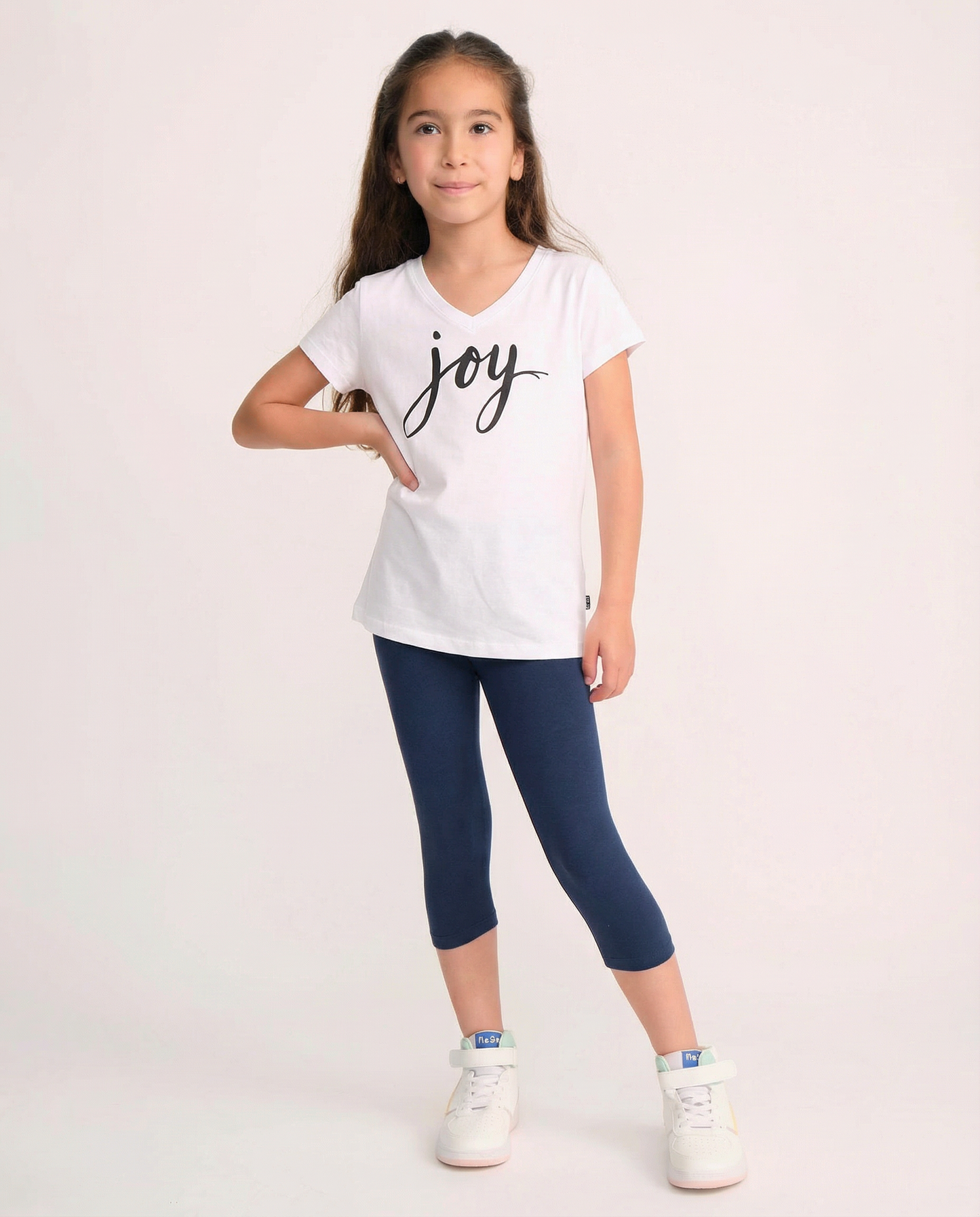 טי לייקרה מודפס וי joy