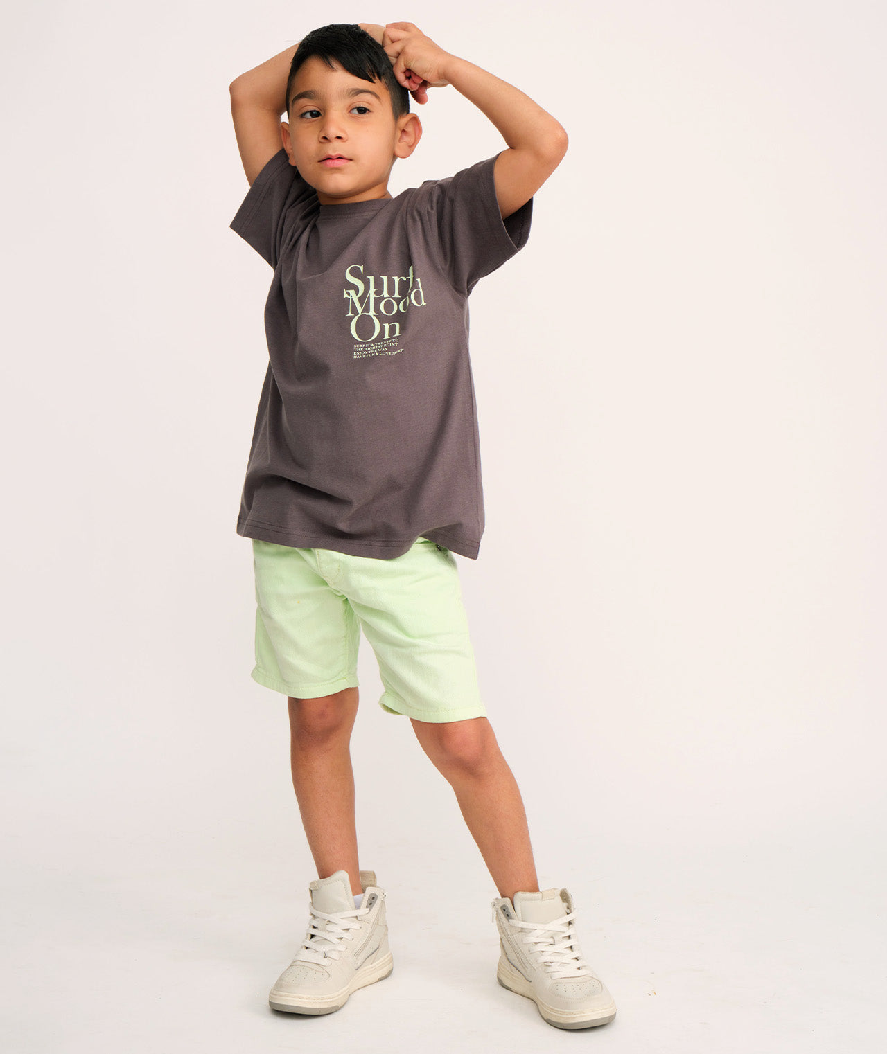 עם דפוס SKATE FIT חולצת טי