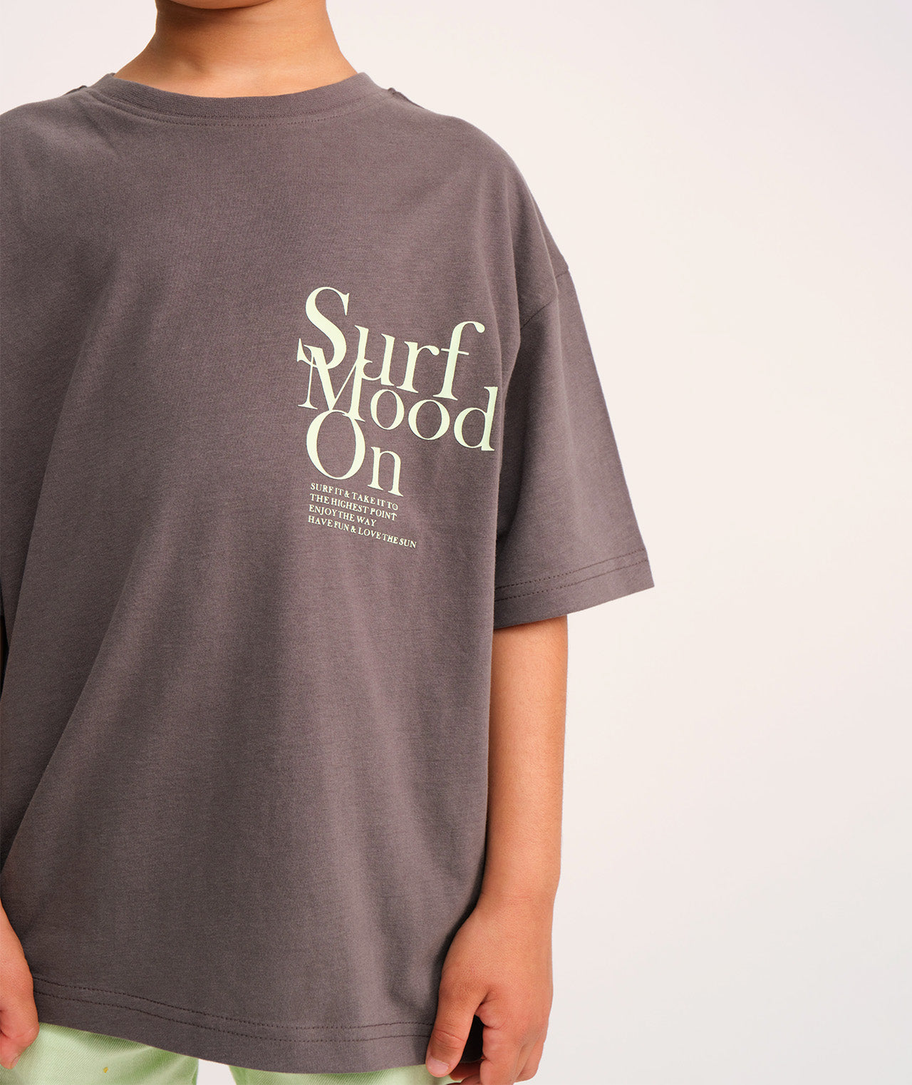 עם דפוס SKATE FIT חולצת טי