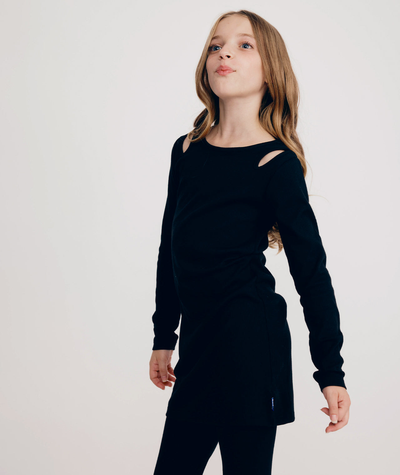 שמלת ריב צמודה עם פתח בכתף