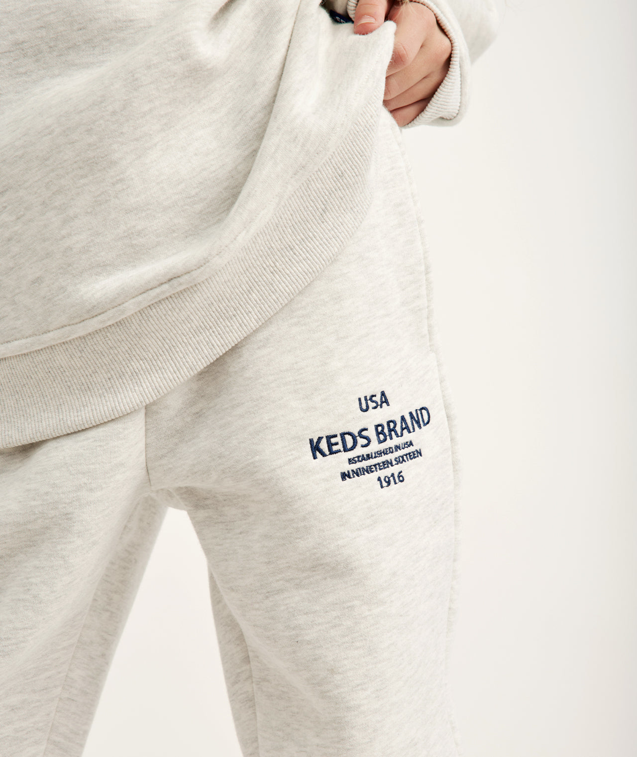 חליפת פוטר קפוצ'ון רוכסן ורקמה