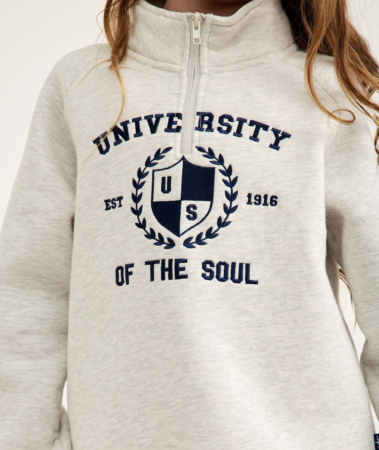 חליפת פוטר קפוצ'ון רוכסן ורקמה