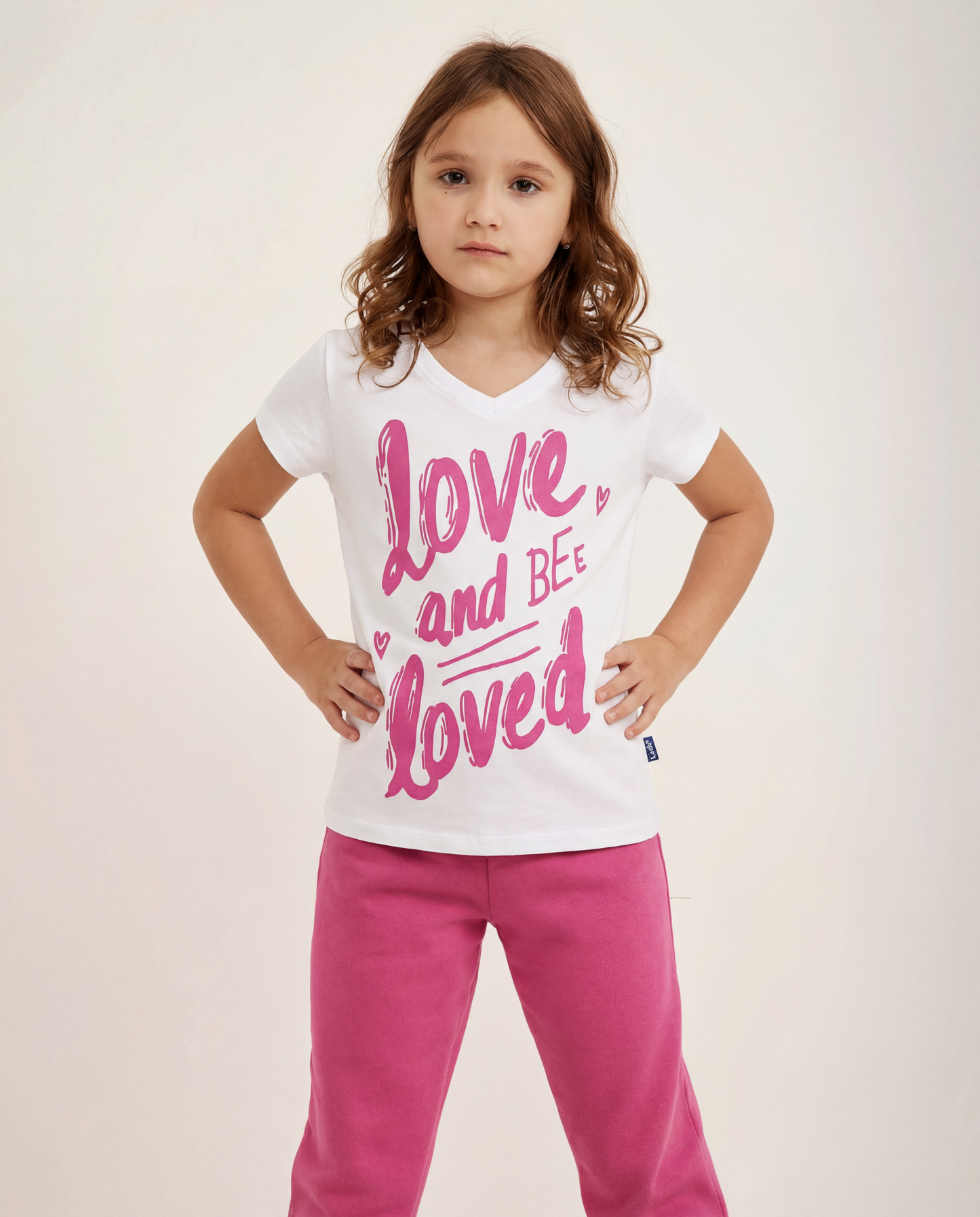 טי מודפס וי  love and be loved