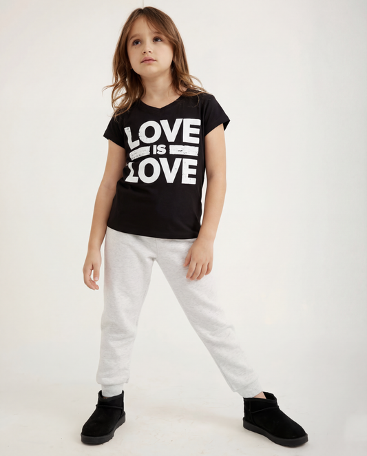 טי מודפס וי  love is love